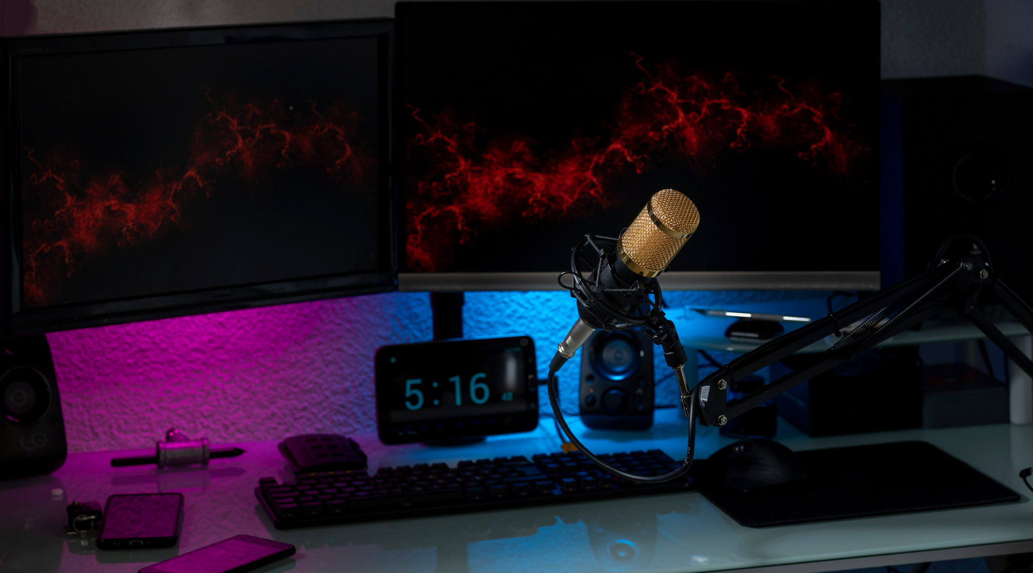 How to make a clean and smooth layout for this podcast setup with overlays and transitions